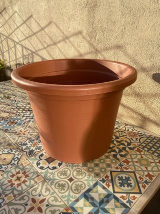 Maceta grande de plástico marrón
