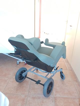 Sedia a rotelle reclinabile beige