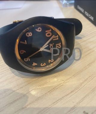 Reloj Negro para Mujer con Correa de Silicona