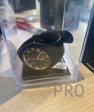 Reloj Negro para Mujer con Correa de Silicona