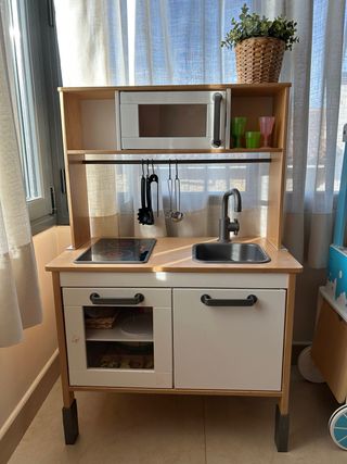 Cocinita de madera IKEA con accesorios