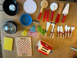 Cocinita de madera IKEA con accesorios