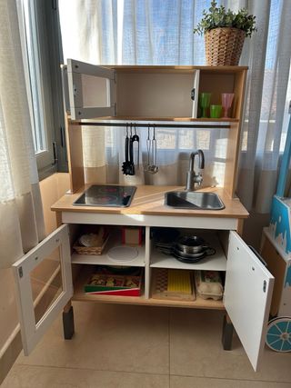 Cocinita de madera IKEA con accesorios