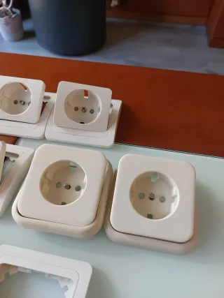 Enchufes e interruptores varios