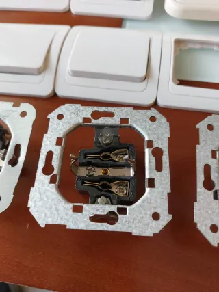 Enchufes e interruptores varios