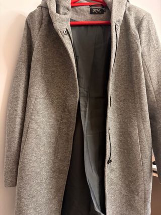 Abrigo gris ONLY con capucha