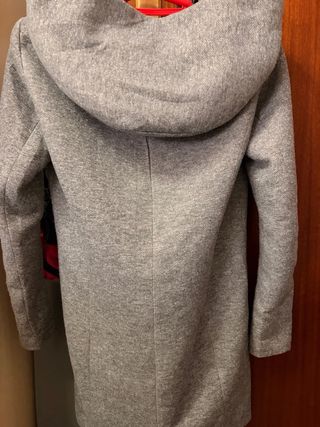 Abrigo gris ONLY con capucha