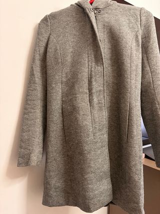 Abrigo gris ONLY con capucha