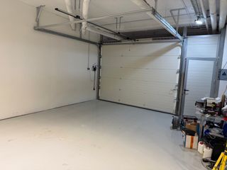 se alquila local de 168 m2 con puerta automática