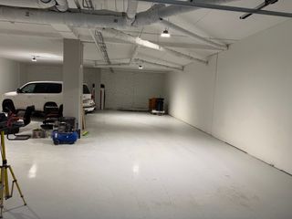 se alquila local de 168 m2 con puerta automática