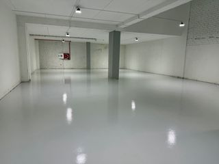 se alquila local de 168 m2 con puerta automática