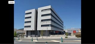 se alquila local de 168 m2 con puerta automática