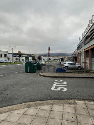 se alquila local de 168 m2 con puerta automática