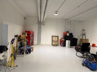 se alquila local de 168 m2 con puerta automática