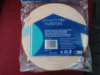 Aislante para puertas autoadhesivo