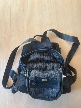 Mochila negra con cremallera antirrobos.