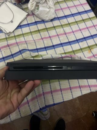 PS4 Slim 1TB Negra compatible Juegos PKG y mando.