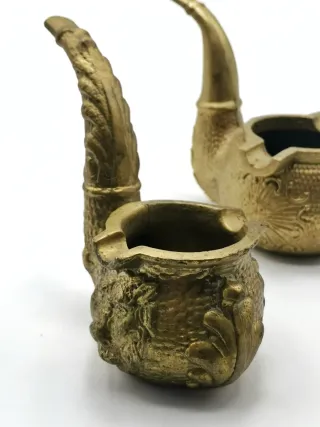 Pareja de ceniceros de bronce en forma de pipa
