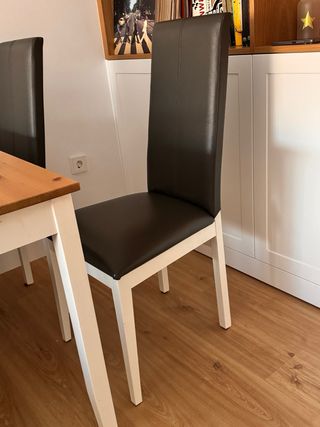 Mesa de comedor y 4 sillas