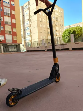 Patinete Negro y Dorado