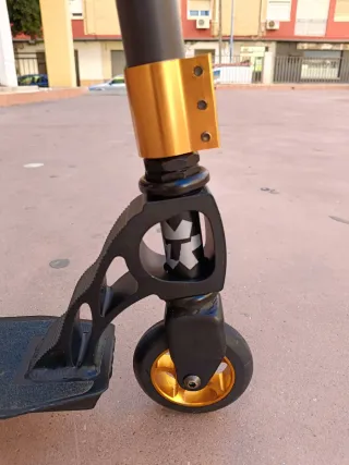 Patinete Negro y Dorado