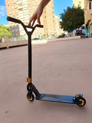 Patinete Negro y Dorado