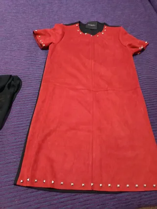 Vestido rojo con tachuelas