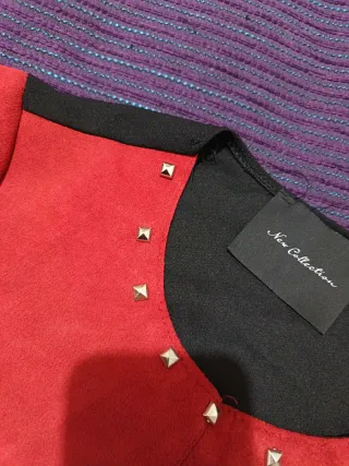 Vestido rojo con tachuelas