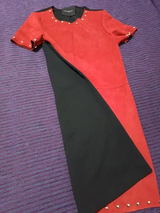 Vestido rojo con tachuelas