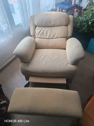 Divano 3 posti + poltrona relax. Con fodere.