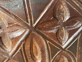 Baúl antiguo madera maciza estilo gótico