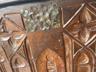 Baúl antiguo madera maciza estilo gótico