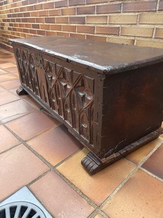 Baúl antiguo madera maciza estilo gótico