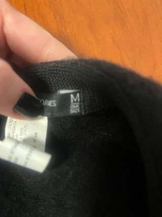 Boina negra con pompón