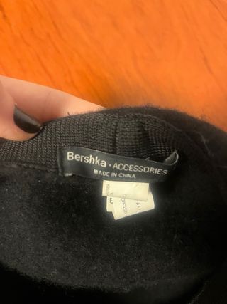 Boina negra con pompón