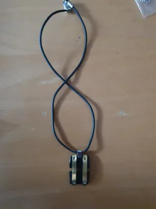 Colgante LOTUS Negro y Dorado con Cordón