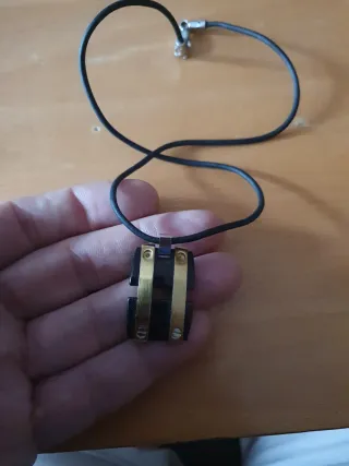 Colgante LOTUS Negro y Dorado con Cordón