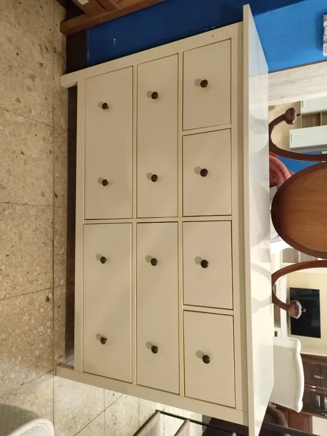 Aparador de madera blanco y beige