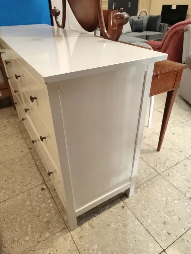 Aparador de madera blanco y beige