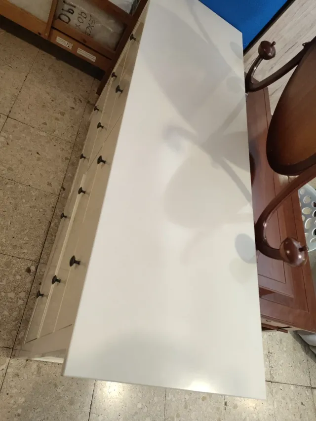 Aparador de madera blanco y beige