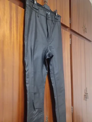 Pantalón efecto piel negro Talla 38