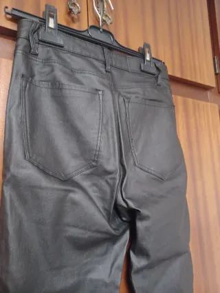 Pantalón efecto piel negro Talla 38