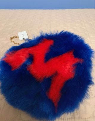 Pochette Carpisa pelliccia blu e rossa lettera M