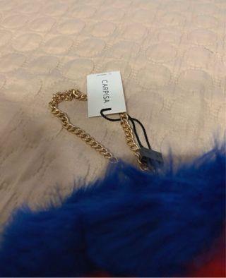 Pochette Carpisa pelliccia blu e rossa lettera M