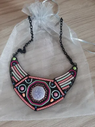 Collar  con piedras de colores