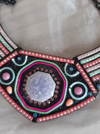 Collar  con piedras de colores