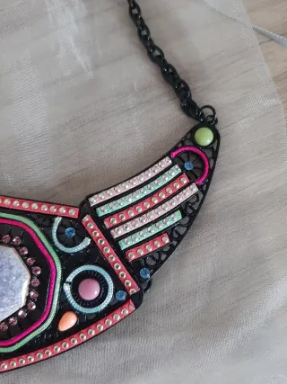 Collar  con piedras de colores