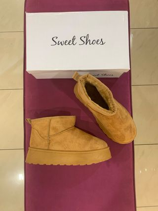 Stivaletti pelosi camel stile Ug