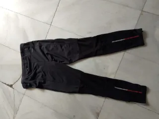 Mallas deportivas negras y rojas