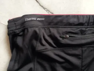 Mallas deportivas negras y rojas